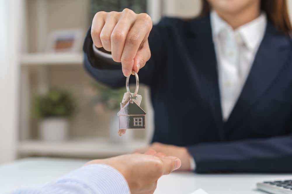 An image of a landlord handing over the keys to a new tenant.