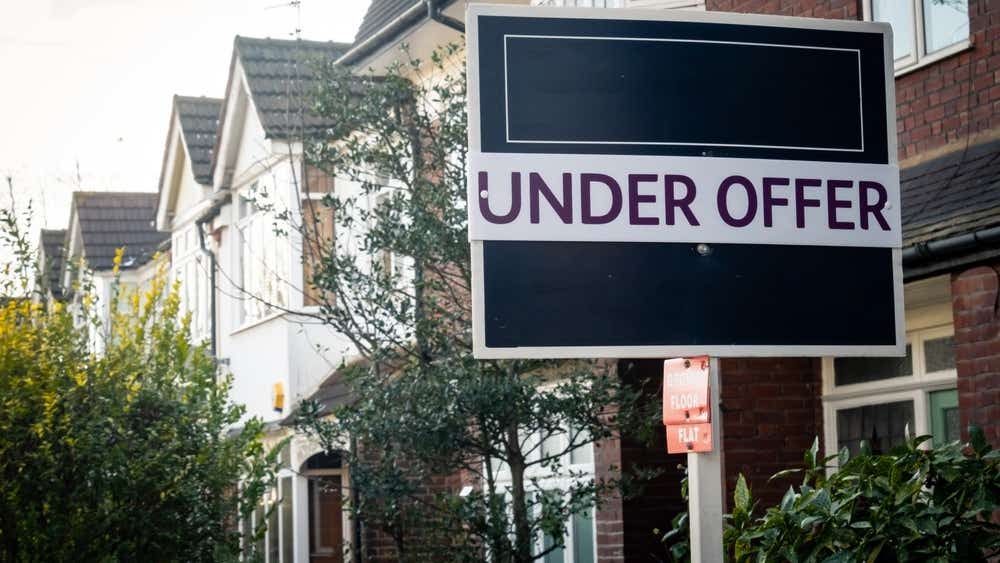 How to avoid gazumping. Image of an under off sign board.