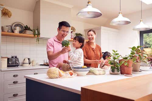 Family unpacking food