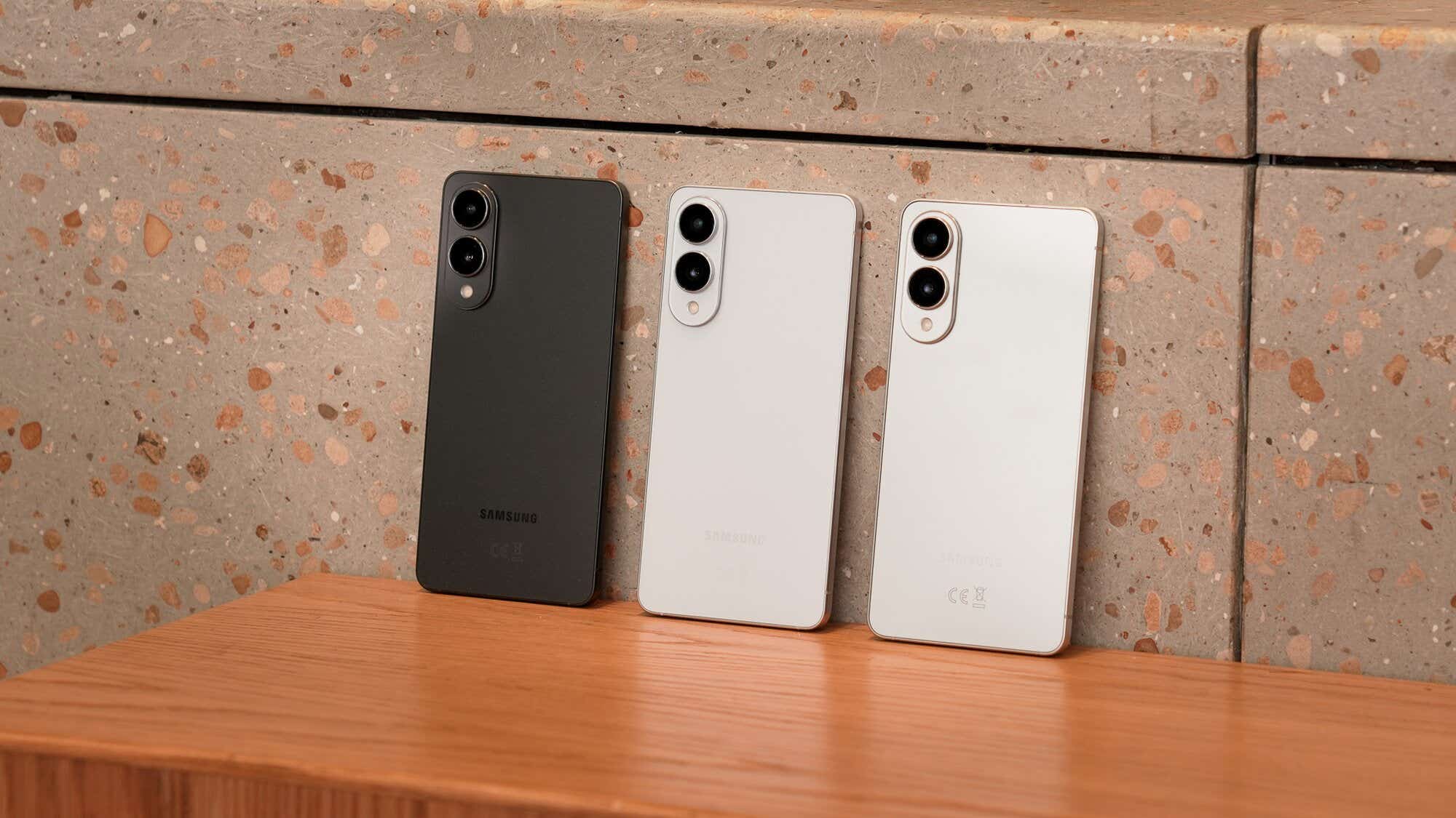 Three Samsung Galaxy S25 Edge phones in a row 