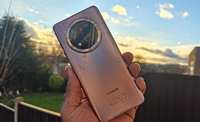 Rear of the Honor Magic 7 Lite, covered in water.