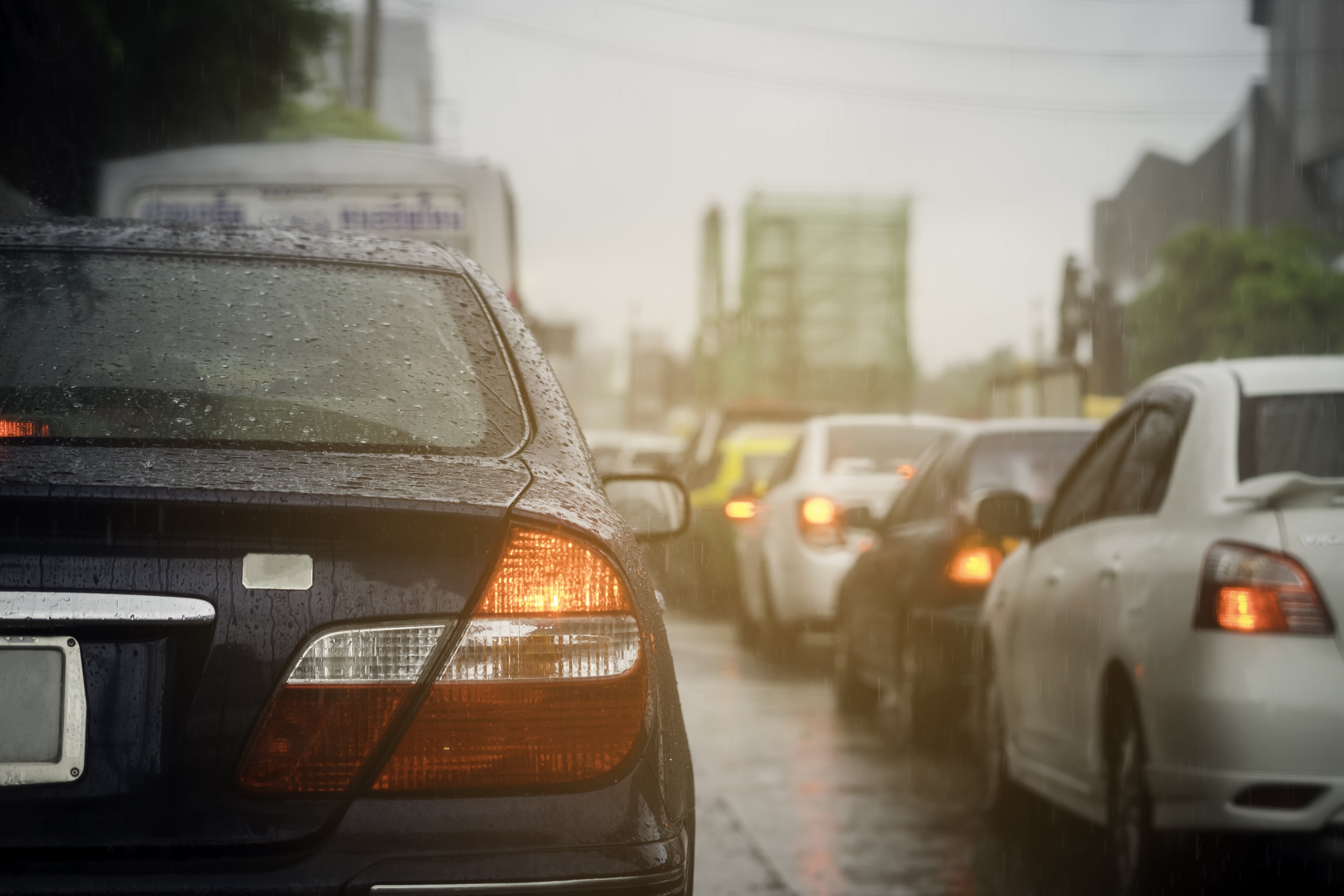 Coches en atasco de tráfico en hora punta. en lluvia y niebla.