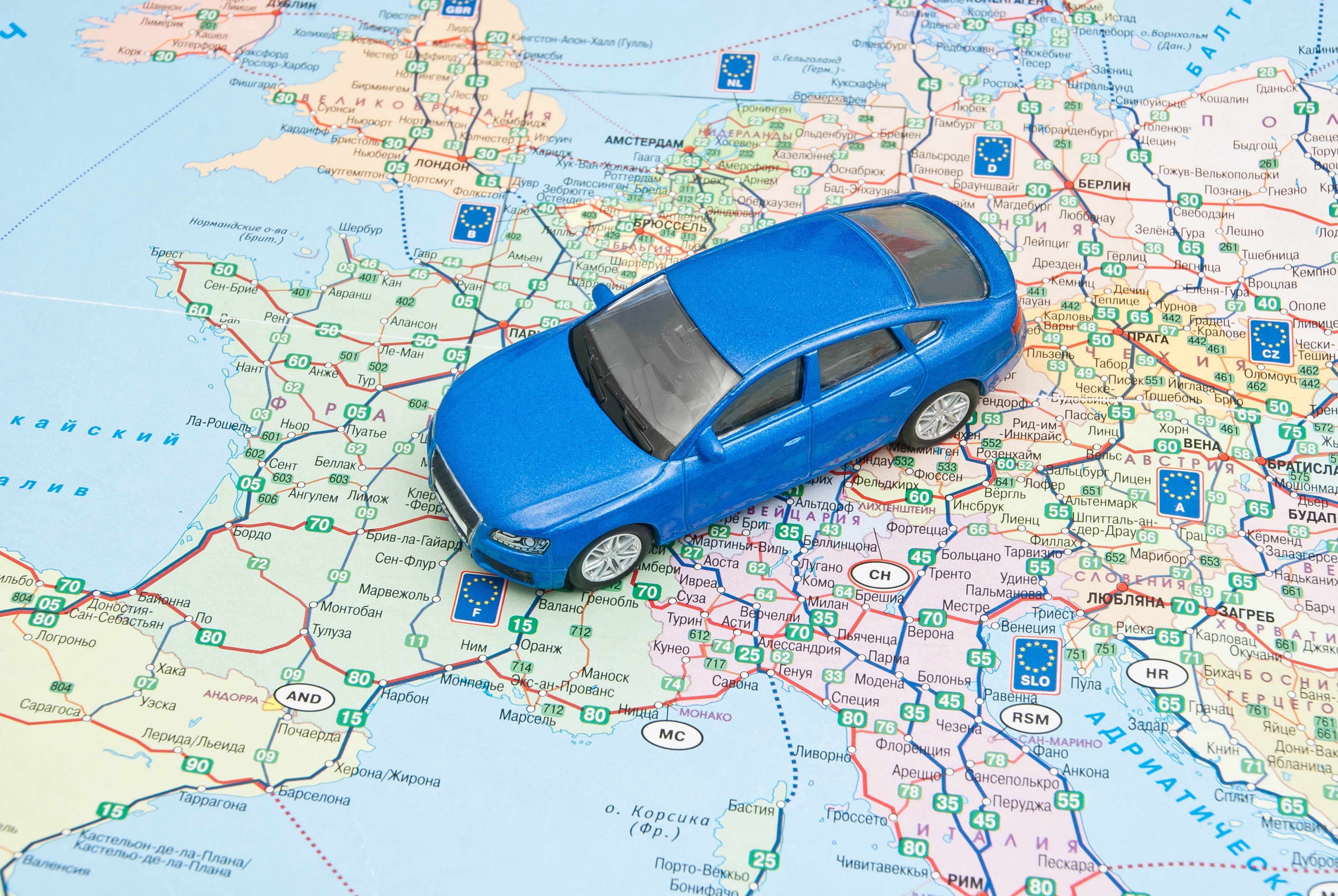 Coche azul en el primer plano de Europa mapa