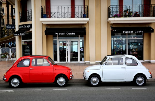 Un auto rojo y uno blanco se enfrentan