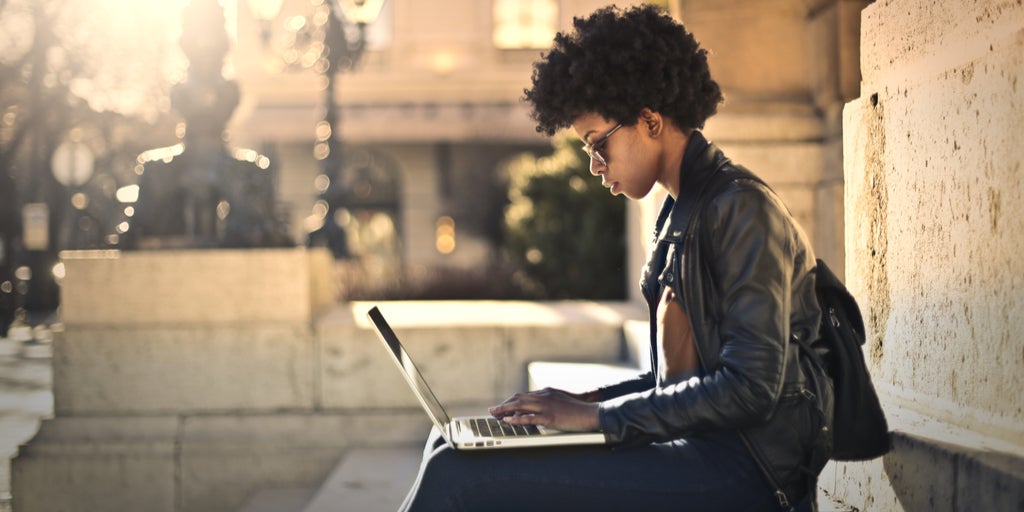mujer joven, en, el, computador portatil