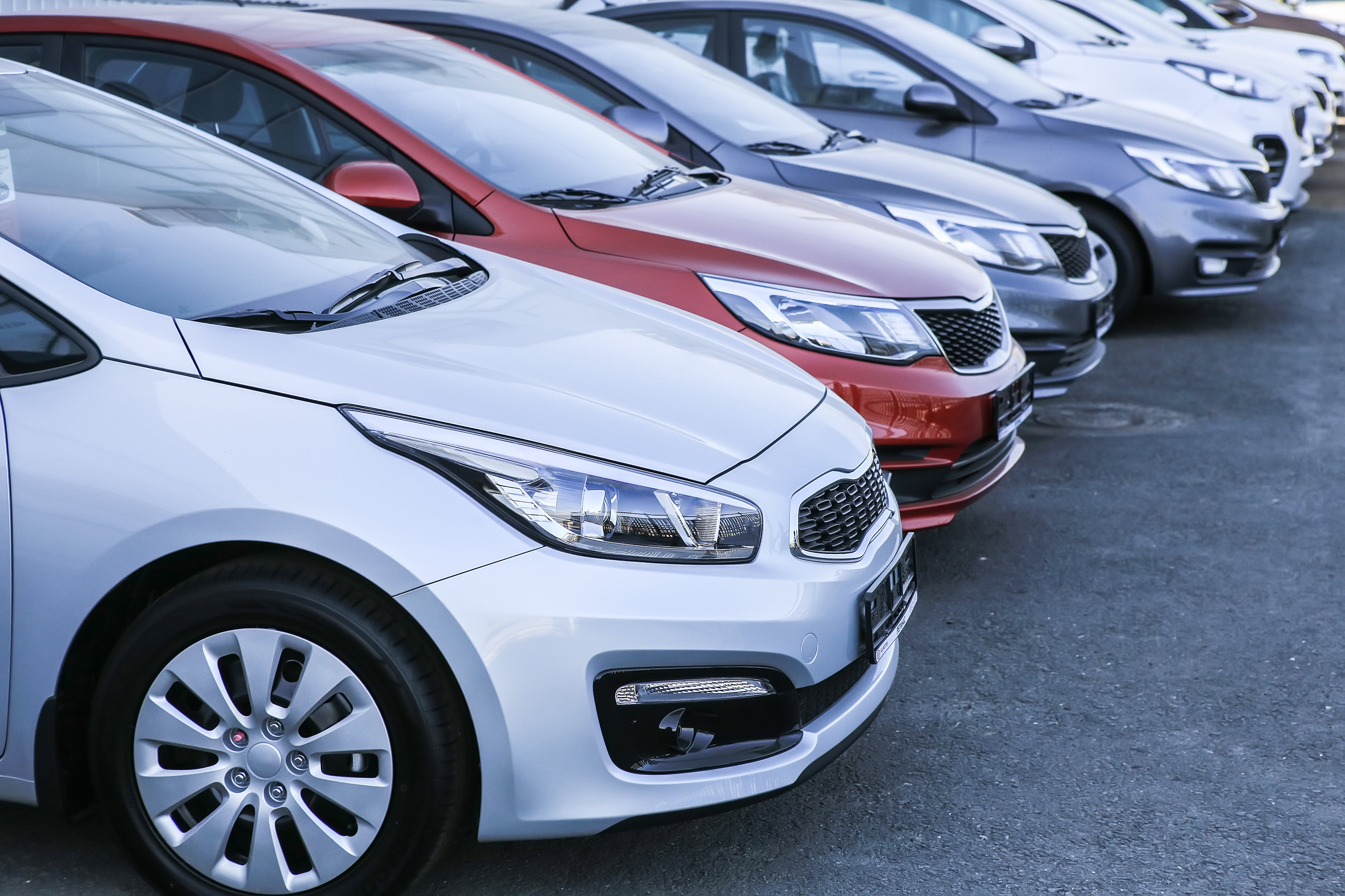 Filas de existencias de ventas de automóviles. Inventario de concesionarios de automóviles