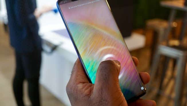 Huawei Mate 20 fingerprint scanner in use