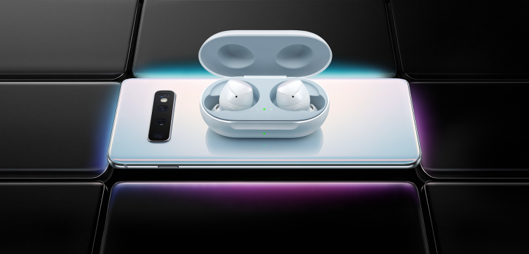 Samsung Galaxy S10 pack shot with earpods Samsung buds hero size