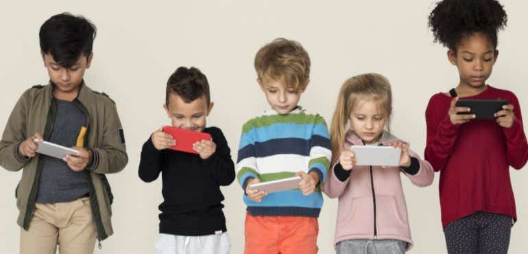 kids using smartphones hero