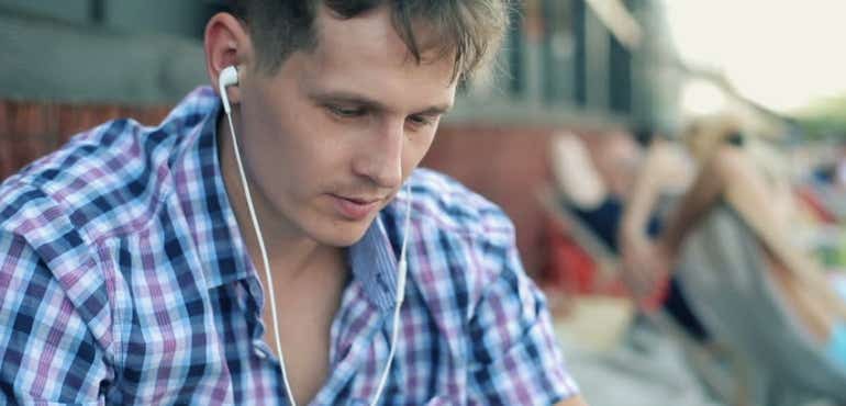 man listening to music smartphone streaming