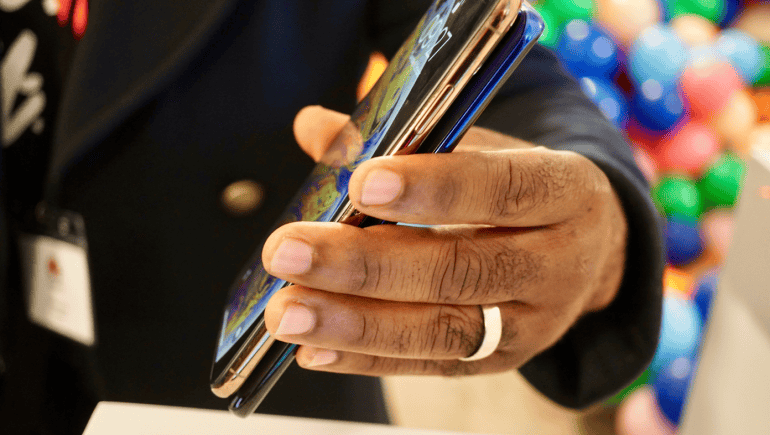 Huawei Mate 20 Pro wireless charging iPhone XS Max