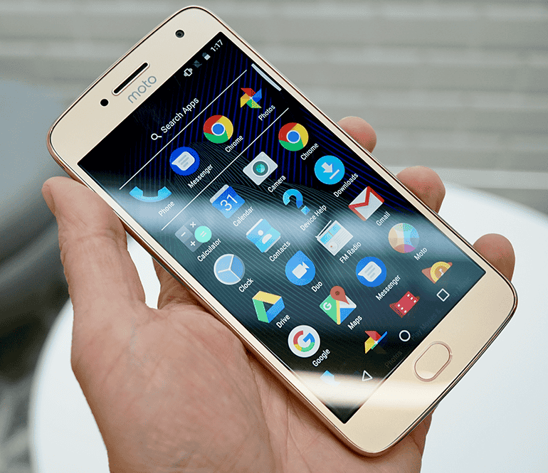 Motorola Moto G5 review in hand front apps