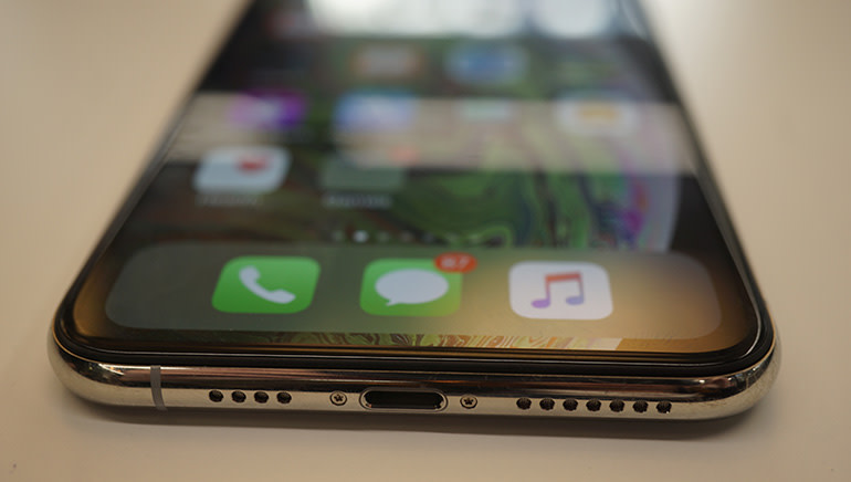 iPhone XS ports detail