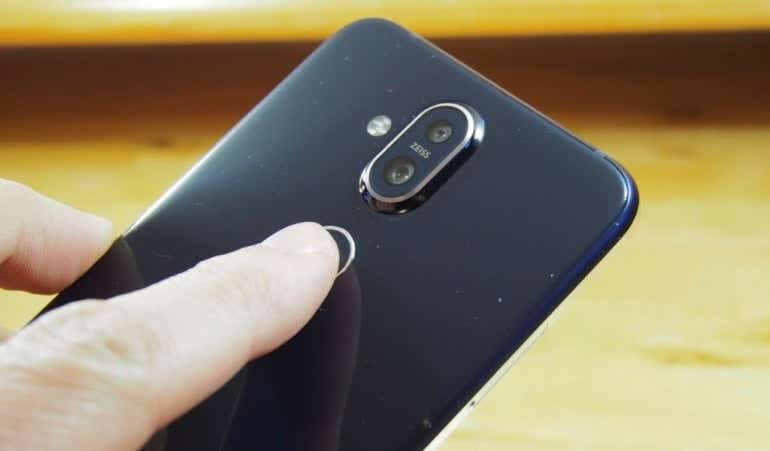 Nokia 8.1 fingerprint scanner in use