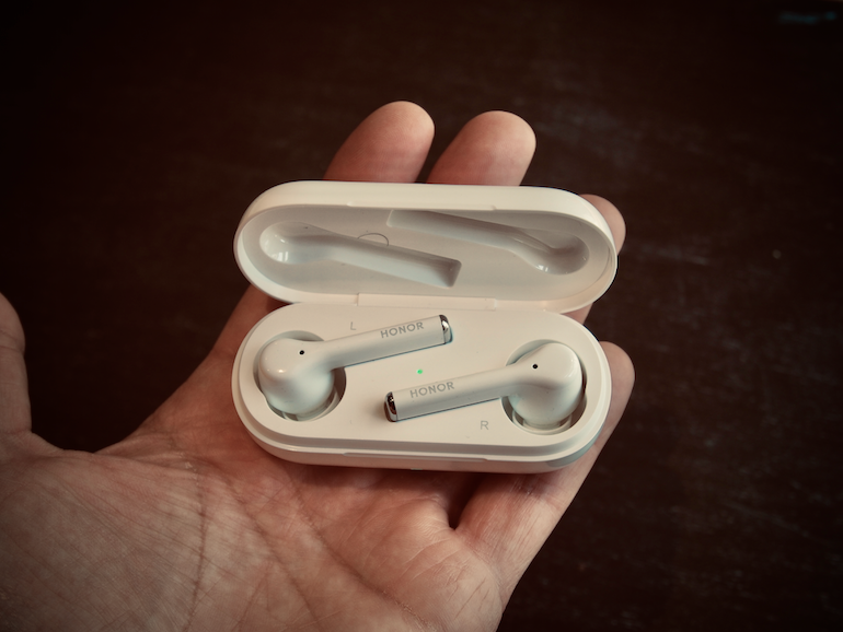 Honor Magic Earbuds in hand