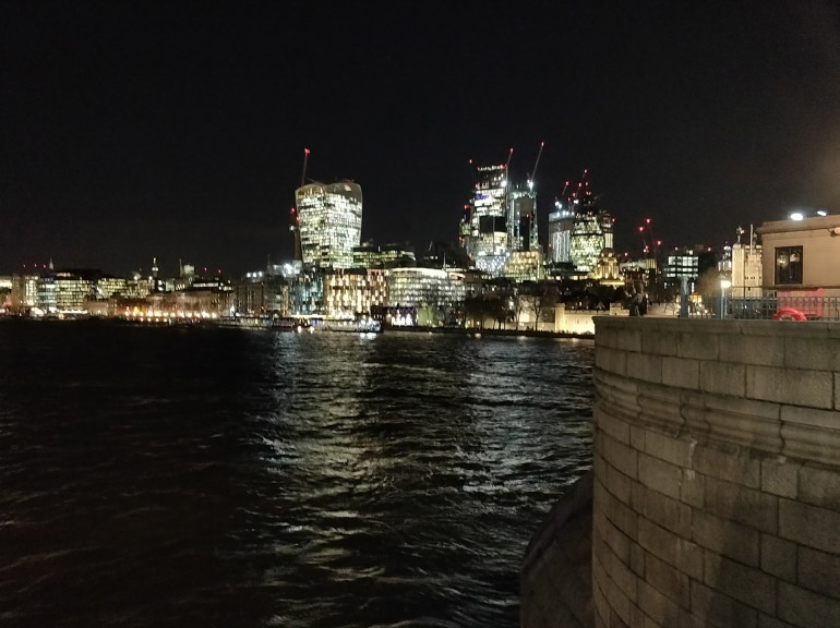 OnePlus-5T-camera-sample-city-at-night