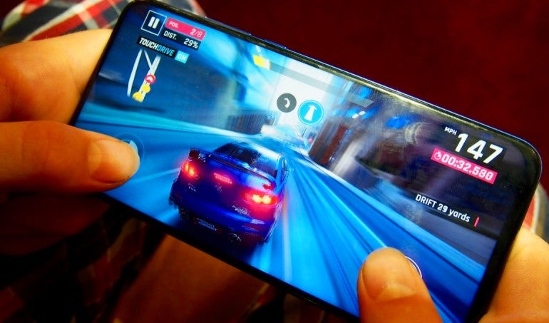 Honor View 20 racing game in hand