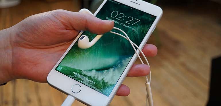 iPhone 7 Plus headphones and dock in hand