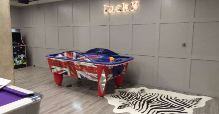 HTC U Ultra games room