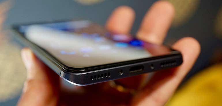 wileyfox in hand bottom