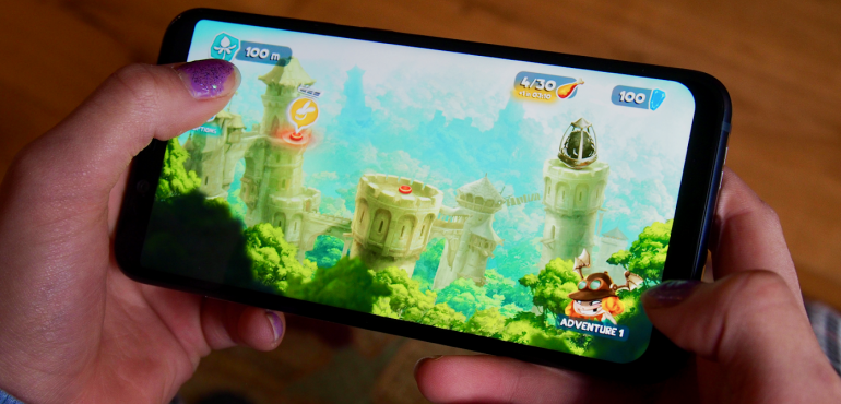 Nokia 8.1 gaming in hand hero size