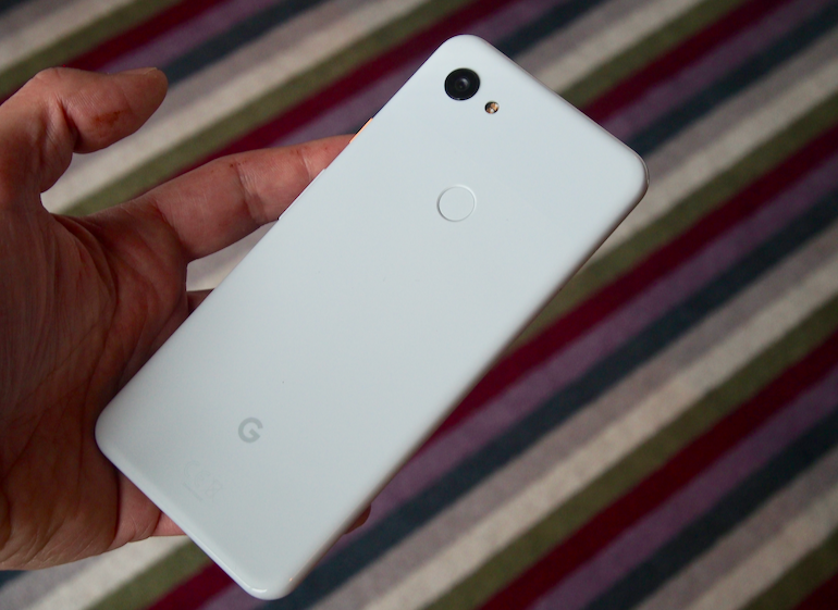 Google Pixel 3a XL size in hand