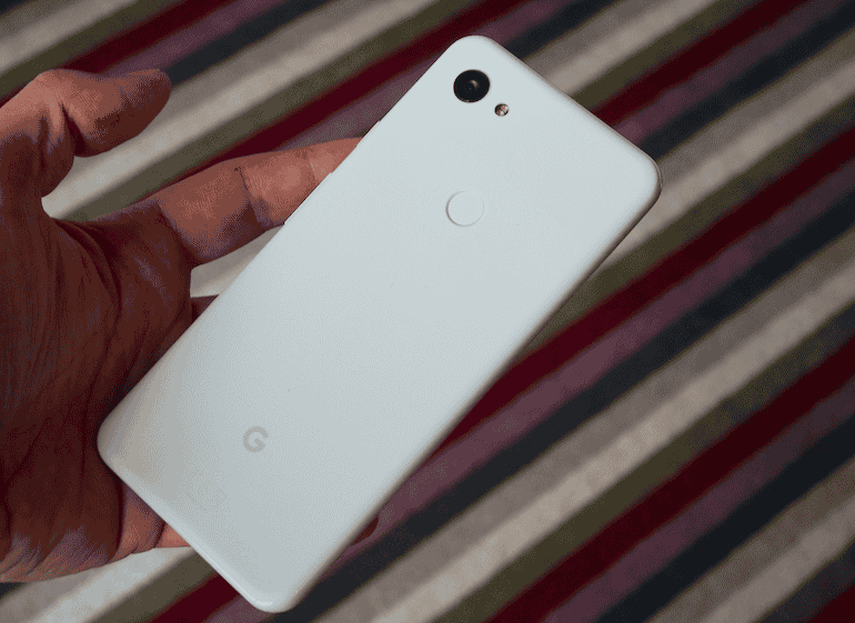Google Pixel 3a XL size in hand