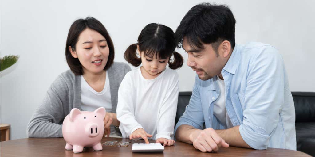 Parents teaching children personal finance habits