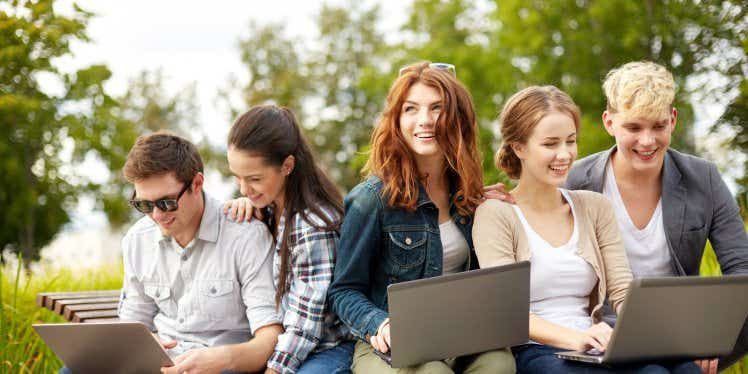 group-of-students-looking-at-laptop