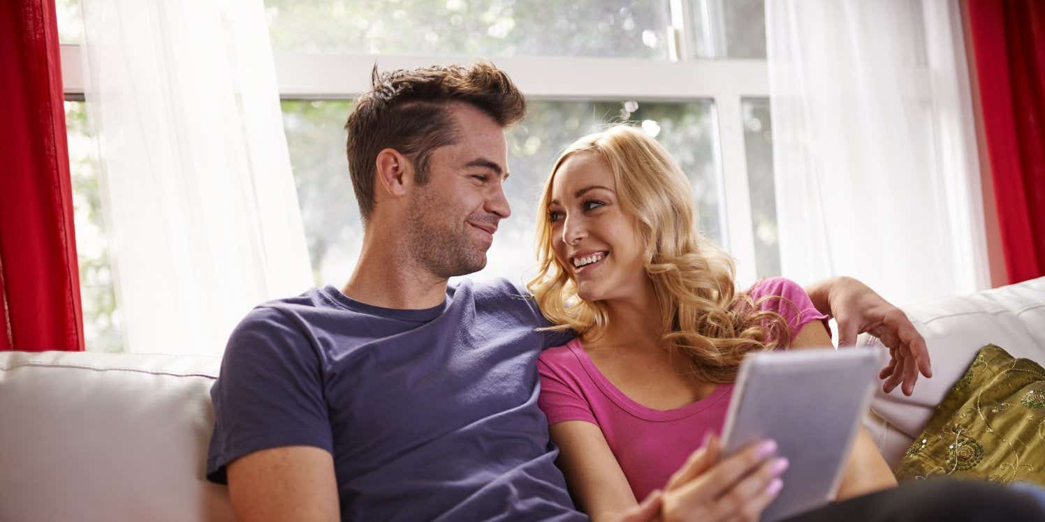 couple-using-tablet-to-buy-stuff-online