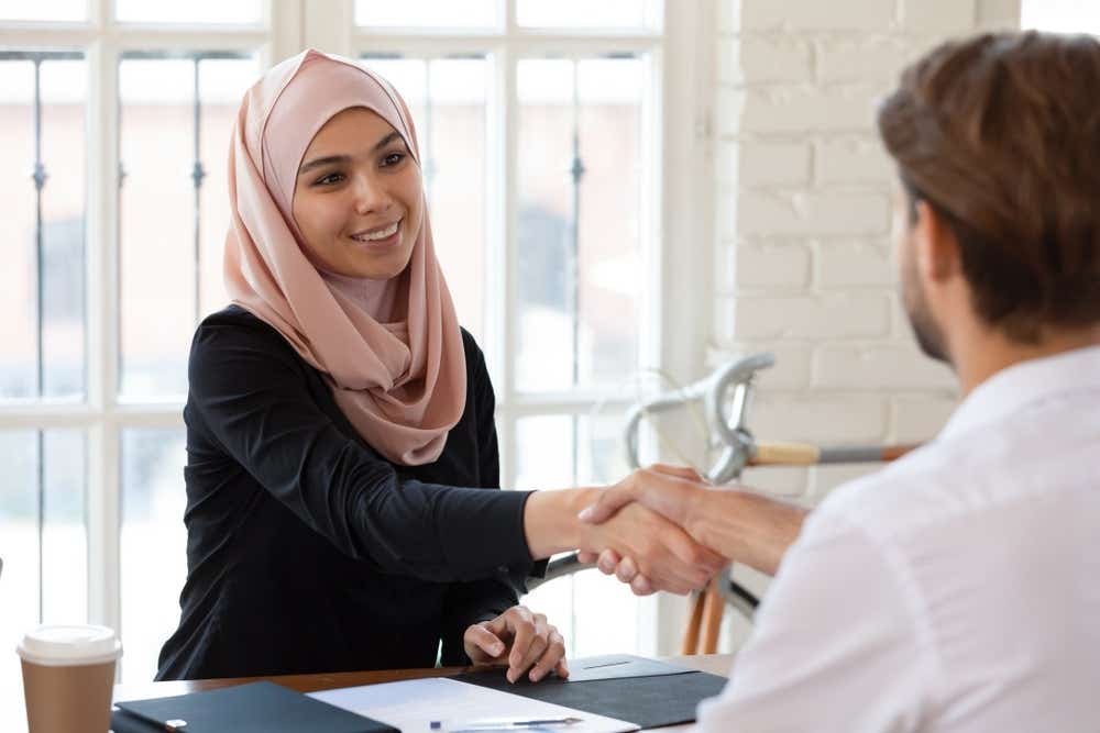 Islamic business lady signing an agreement for an Islamic / halal mortgage