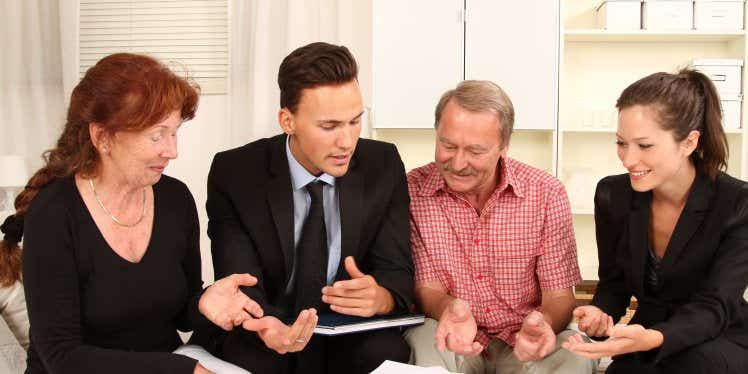 family-meeting-with-financial-advisor